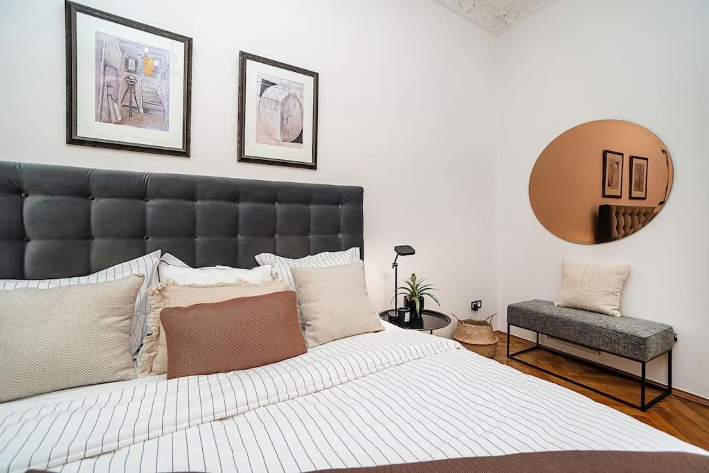 Apartamento Luxurious Two-bedroom In The Old Town *