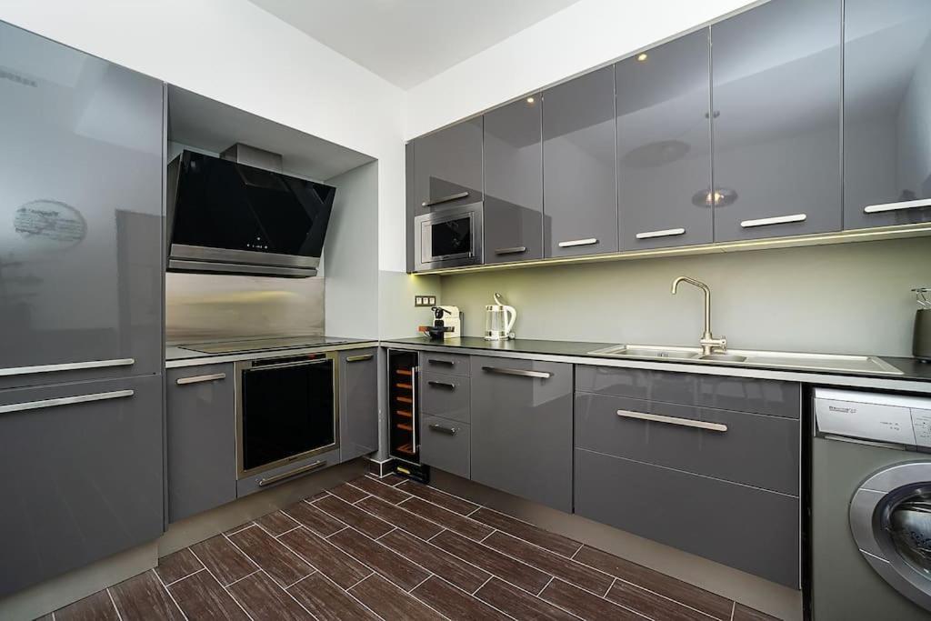 Luxurious Two-bedroom In The Old Town Apartamento