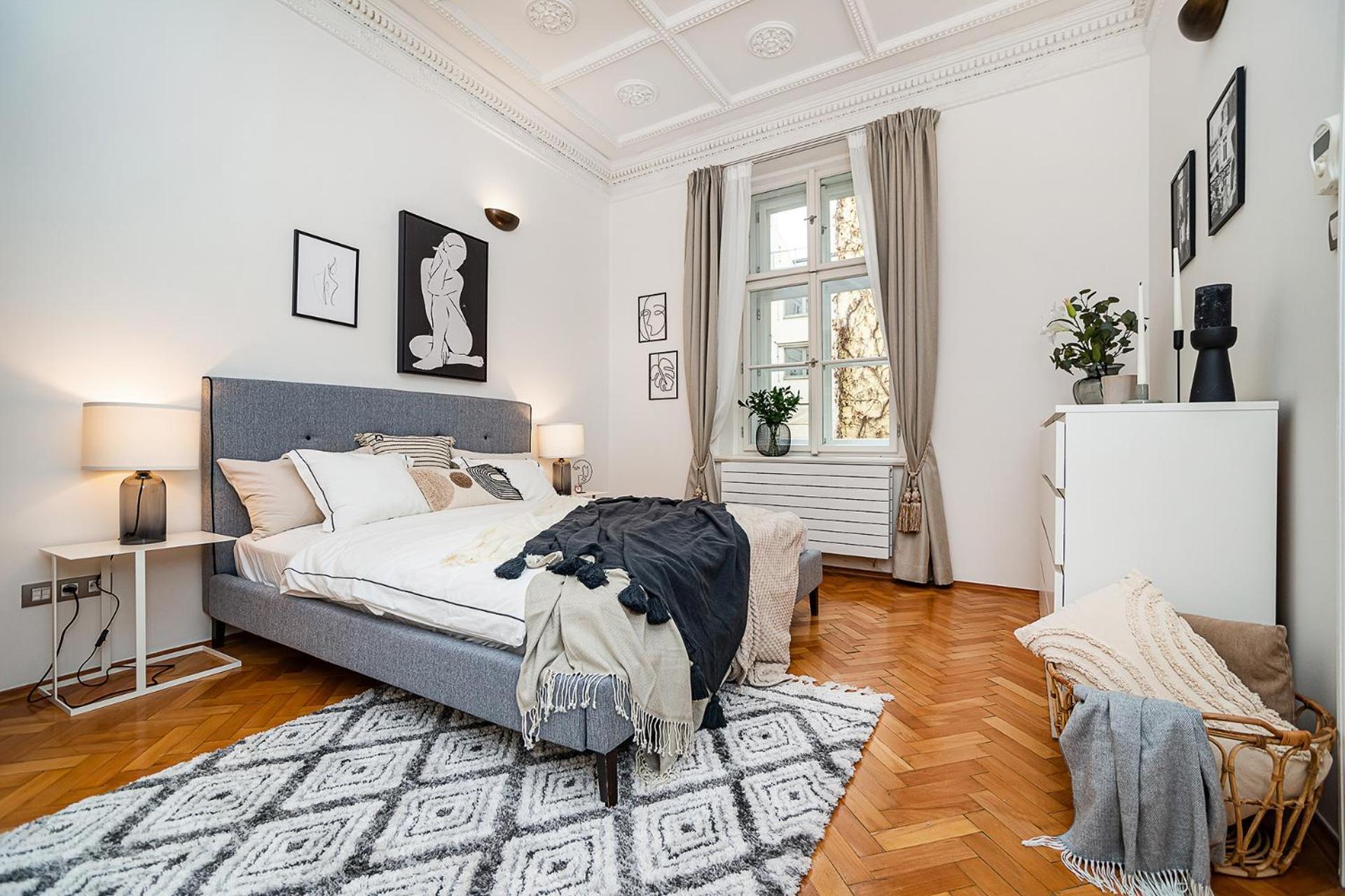 Luxurious Two-bedroom In The Old Town Apartment