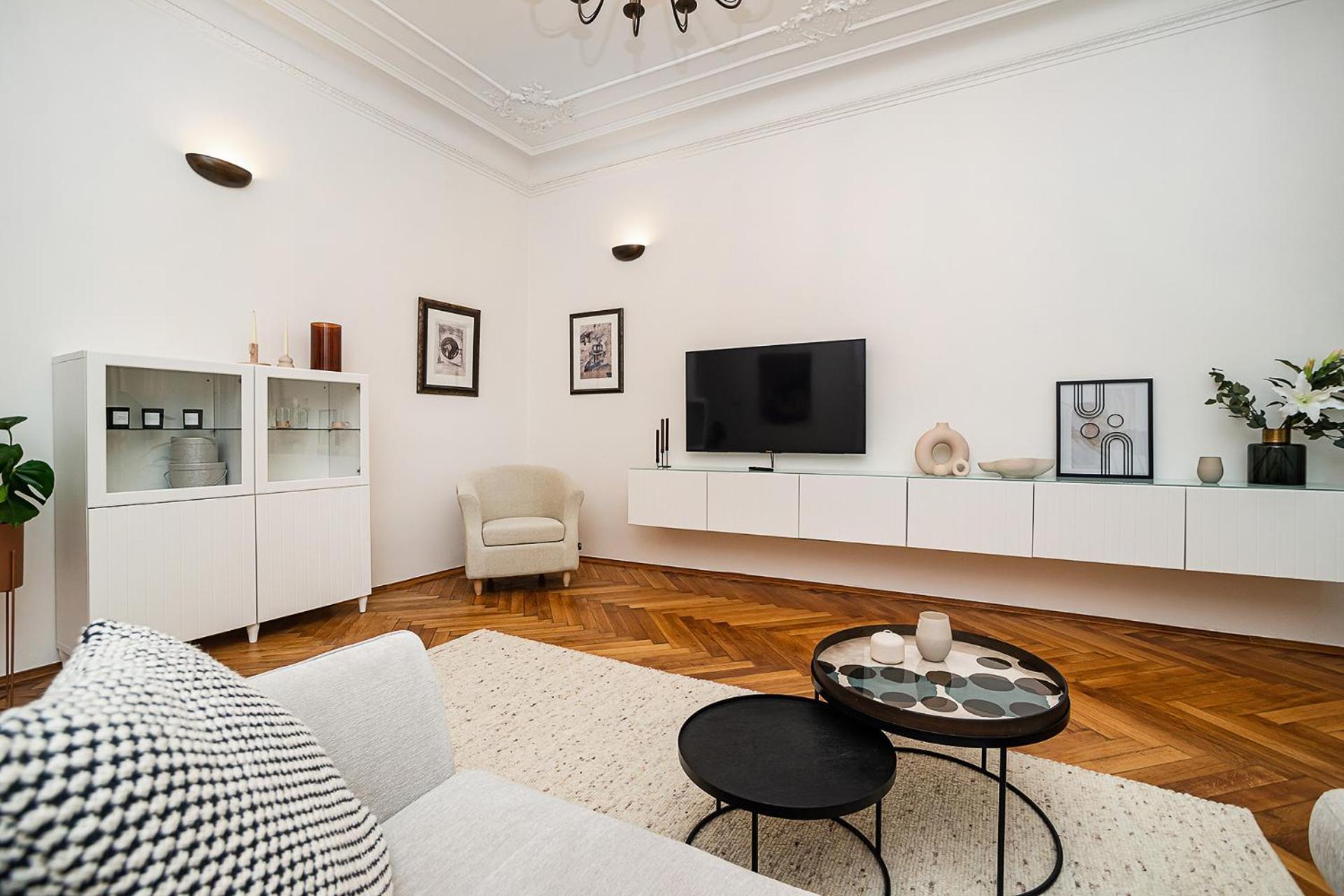 Luxurious Two-bedroom In The Old Town Apartment